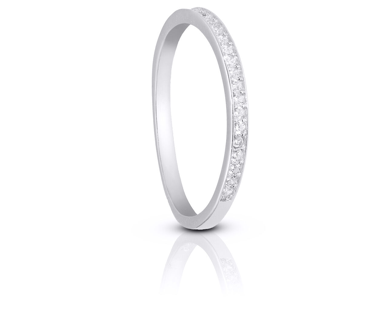 Pierścionek srebrny o subtelnym wzorze cyrkonie