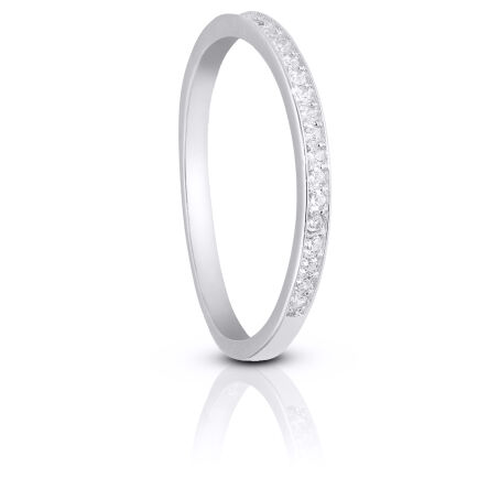 Pierścionek srebrny o subtelnym wzorze cyrkonie