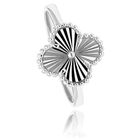 Srebrny pierścionek z błyszczącym elementem